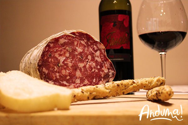 salame con grissini e vino rosso