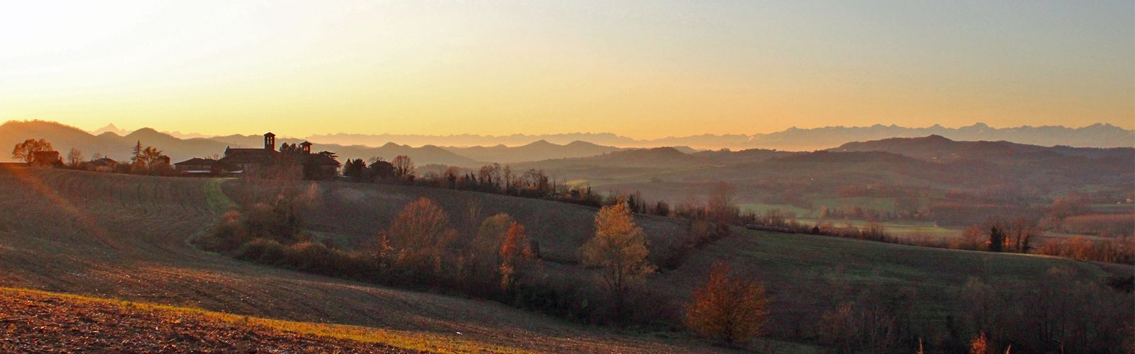 vista sulle colline del monferrato al tramonto