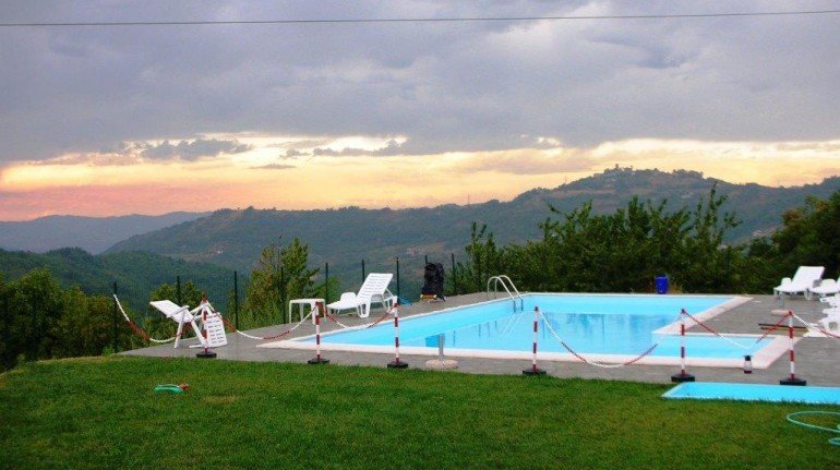 piscina di agriturismo sulle colline del Monferrato