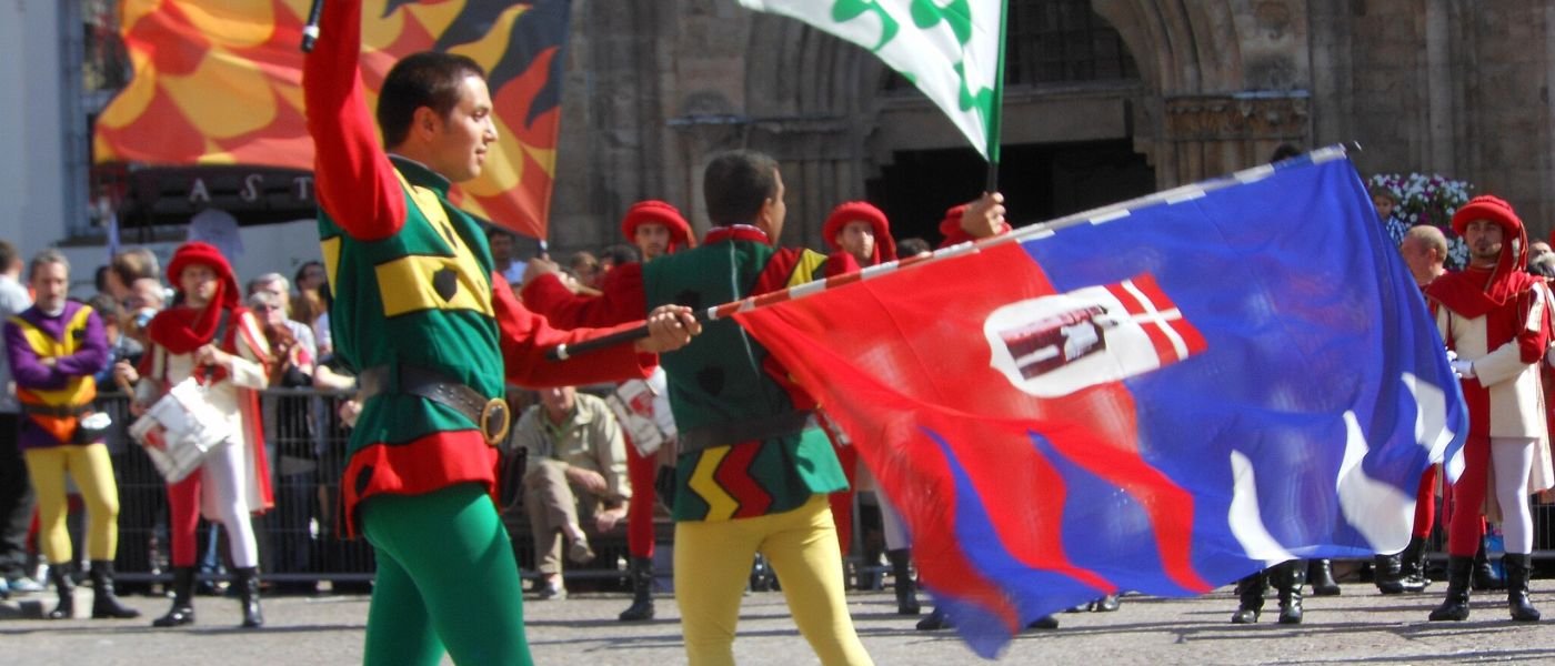 palio di asti sbandieratori corteo